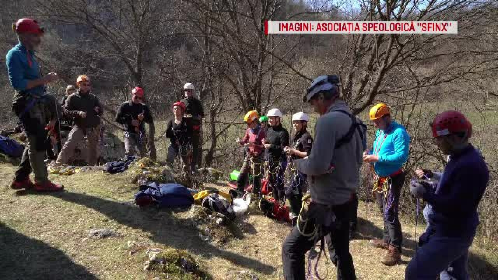 Pasionați de speologie, instruiți să exploreze peșterile pe verticală, în Mehedinți