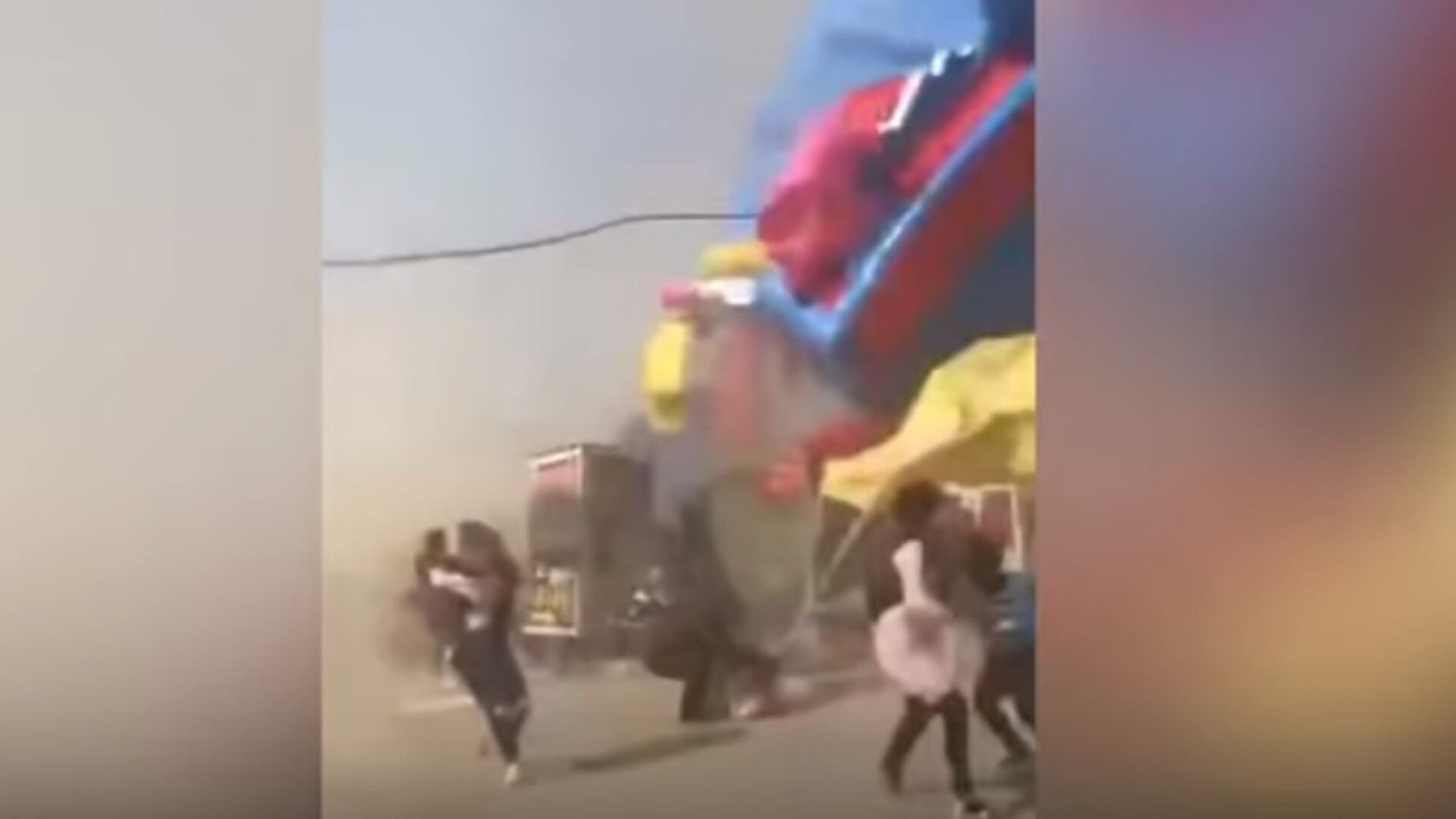 Doi copii au murit după ce o tornadă a luat pe sus un castel gonflabil. VIDEO cu momentul