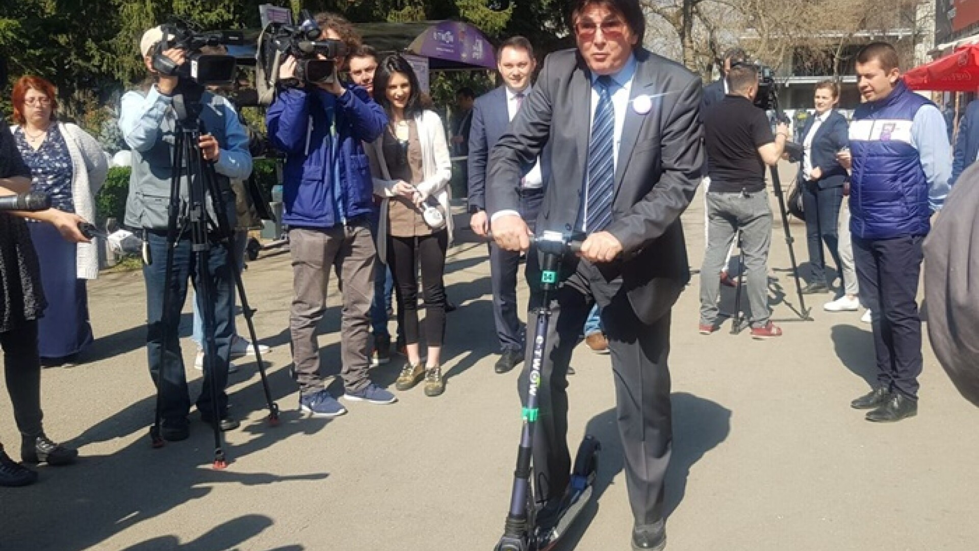 S-a inaugurat sistemul de închiriere a trotinetelor electrice din Timișoara. Robu a testat-o pe prima