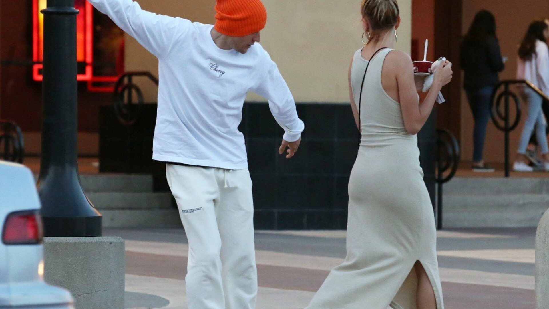 Justin Bieber, surprins lovindu-și soția în public. GALERIE FOTO