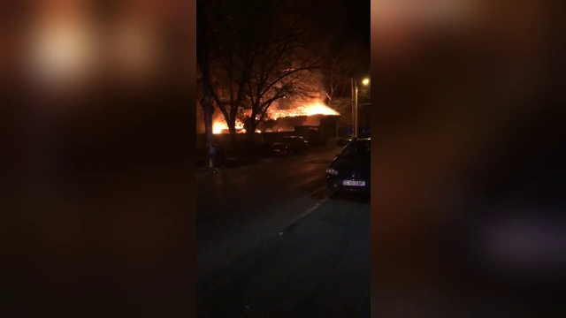 Alarmă în Capitală. O casă din Sectorul 2 a fost cuprinsă de flăcări violente