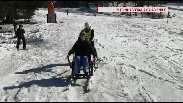 Câțiva tineri cu handicap locomotor au folosit o pârtie, cu un dispozitiv special