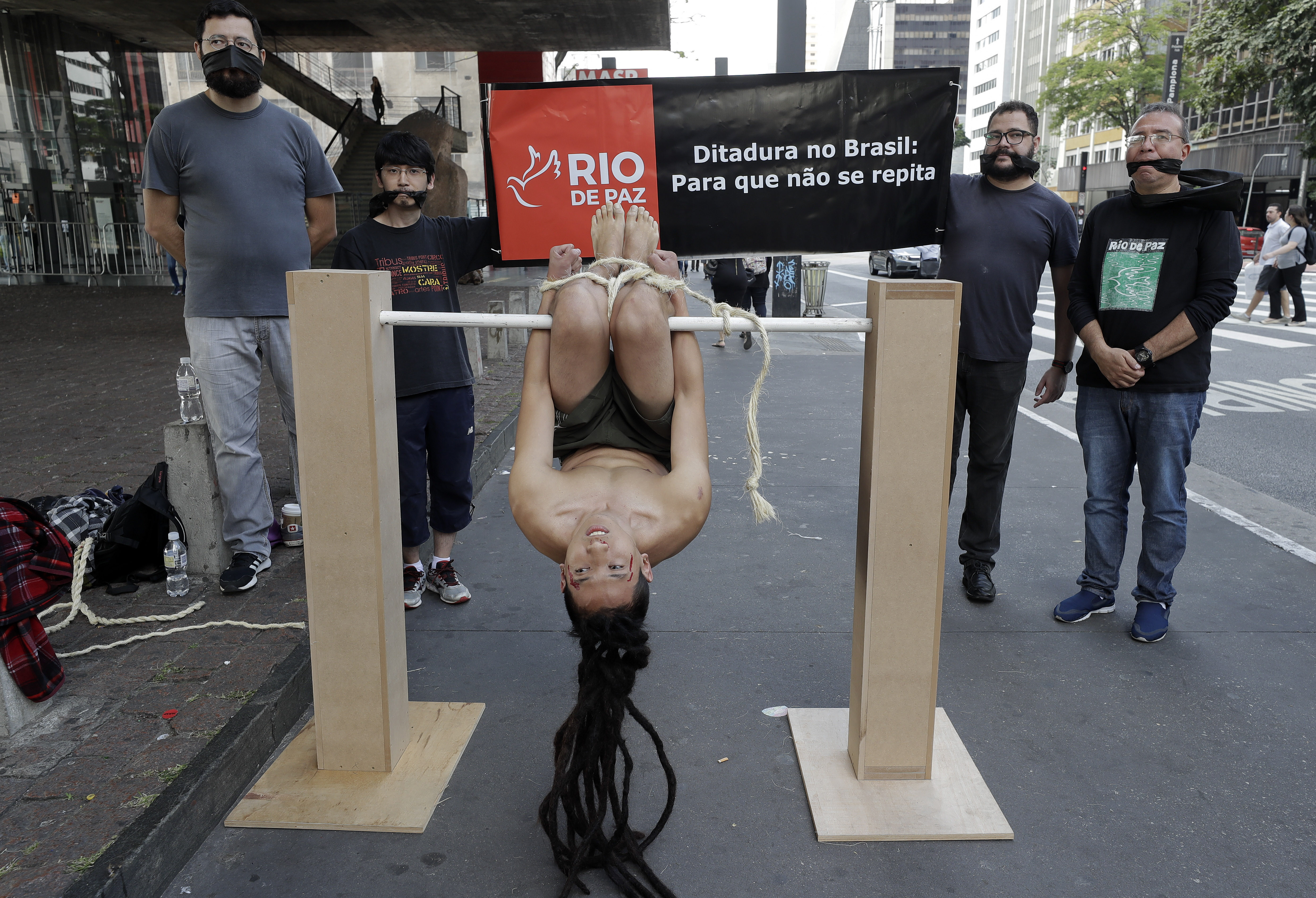 Metodă de tortură în Brazilia, demonstrată de un voluntar