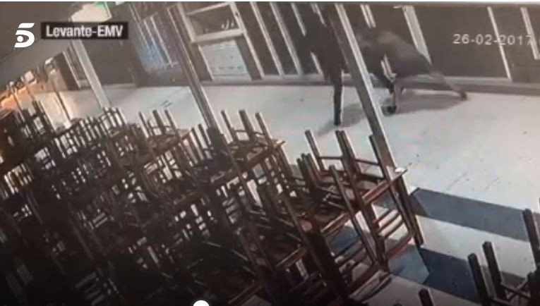 Român din Spania, condamnat la închisoare după ce și-a lăsat nevasta fără miros