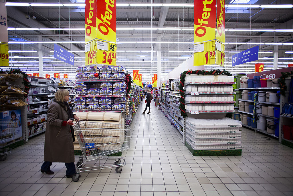 Borsete cu însemne naziste, vândute într-un hypermarket. "Din pură neglijenţă"