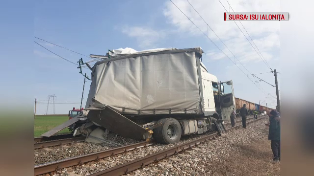 Camion lovit de tren, lângă Feteşti. Greşeala făcută de şofer