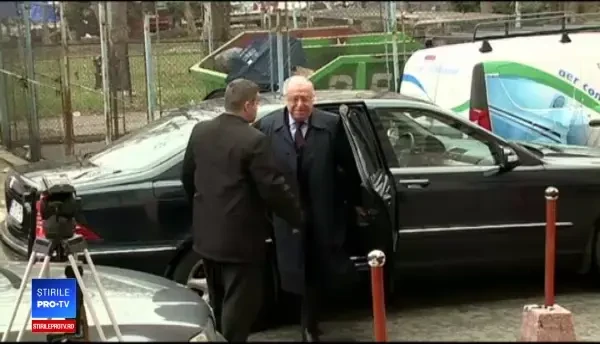 Ion Iliescu și-a petrecut noaptea în spital, la terapie intensivă. Starea în care se află după operație