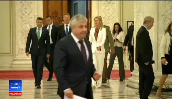 Iohannis, aplaudat și huiduit în Parlament, în ședința solemnă. Dăncilă: ”Îmi cer scuze”