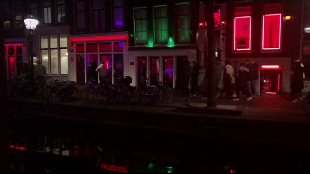 De ce vor fi interzise grupurile de turiști în Cartierul felinarelor roşii din Amsterdam