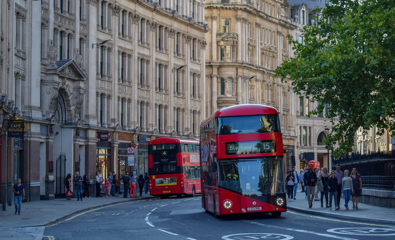 Fetiță de 12 ani, agresată sexual de 6 tineri într-un autobuz