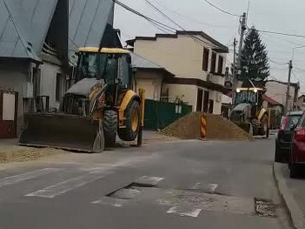 Utilaje destinate asfaltării, lăsate să meargă în gol pe o stradă din Ploiești