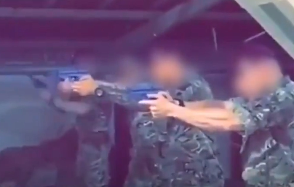 Antrenament neobișnuit. Soldați britanici, filmați împușcând posterul unui important lider