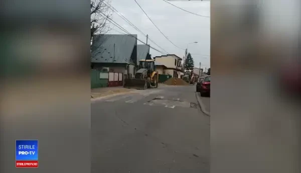 Utilaje destinate asfaltării, lăsate să meargă în gol pe o stradă din Ploiești