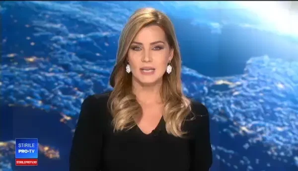 Momentul în care un bărbat din Mehedinți fură un pom cu tot cu rădăcină