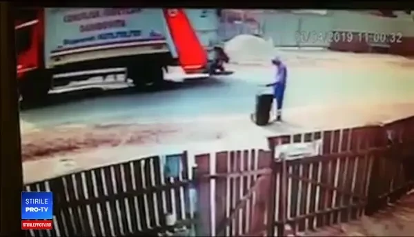 Război pe tomberoane în Dâmboviţa. O femeie era să fie lovită fiindcă avea prea mult gunoi