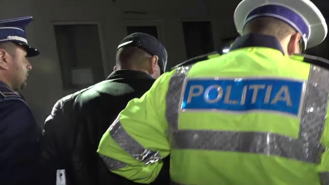 Tatăl care își filma copiii în timp ce îi bătea a fost reținut. Îi obliga să-și implore mama să se întoarcă acasă