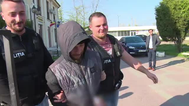 O ceartă între iubitele lor a dus la violență fizică între doi bărbați. Unul a fost înjunghiat