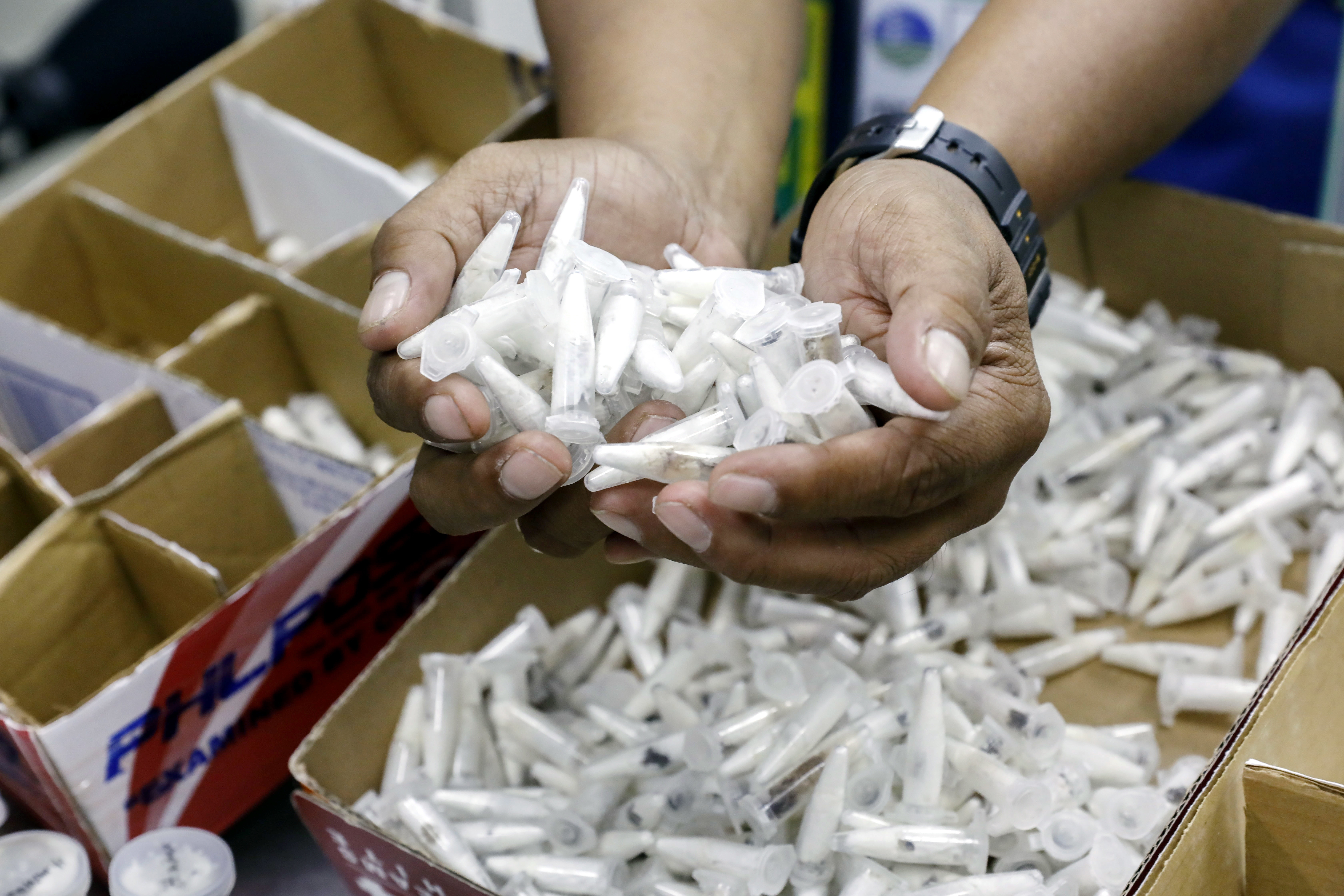 Descoperire impresionantă într-un colet trimis în Filipine, printre biscuiți, cereale și ceai