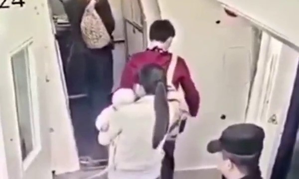 Pasager arestat după ce a aruncat monede în motorul unui avion. Explicația sa