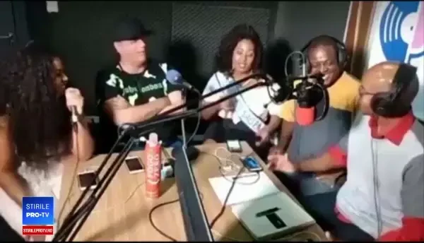 Momentul în care trei hoți jefuiesc un post de radio, în timpul unei emisiuni live