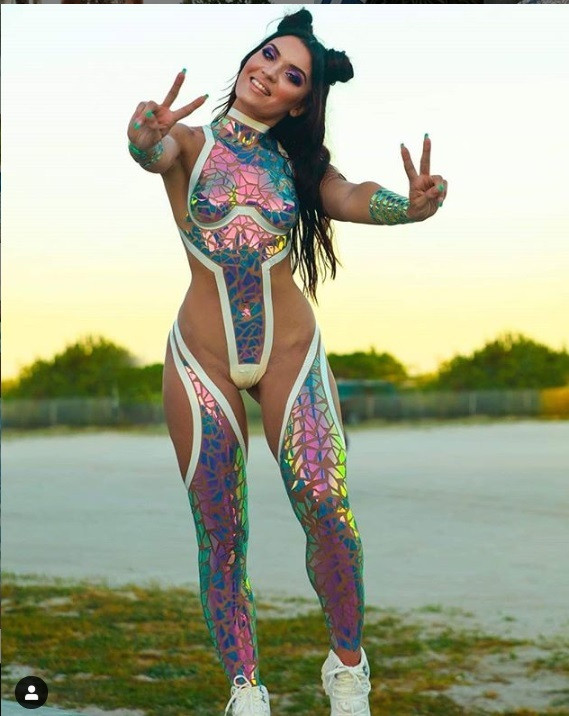 Mai multe modele au apărut la un festival “purtând” doar bandă adezivă. FOTO