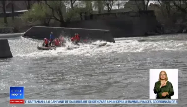 8 pompieri au pornit cu o plută într-o călătorie de 2 săptămâni pe râul Mureș. Ce vor să arate