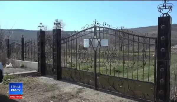 Cimitirul evreiesc din Huși, vandalizat: „Câtă forţă a trebuit acolo?”