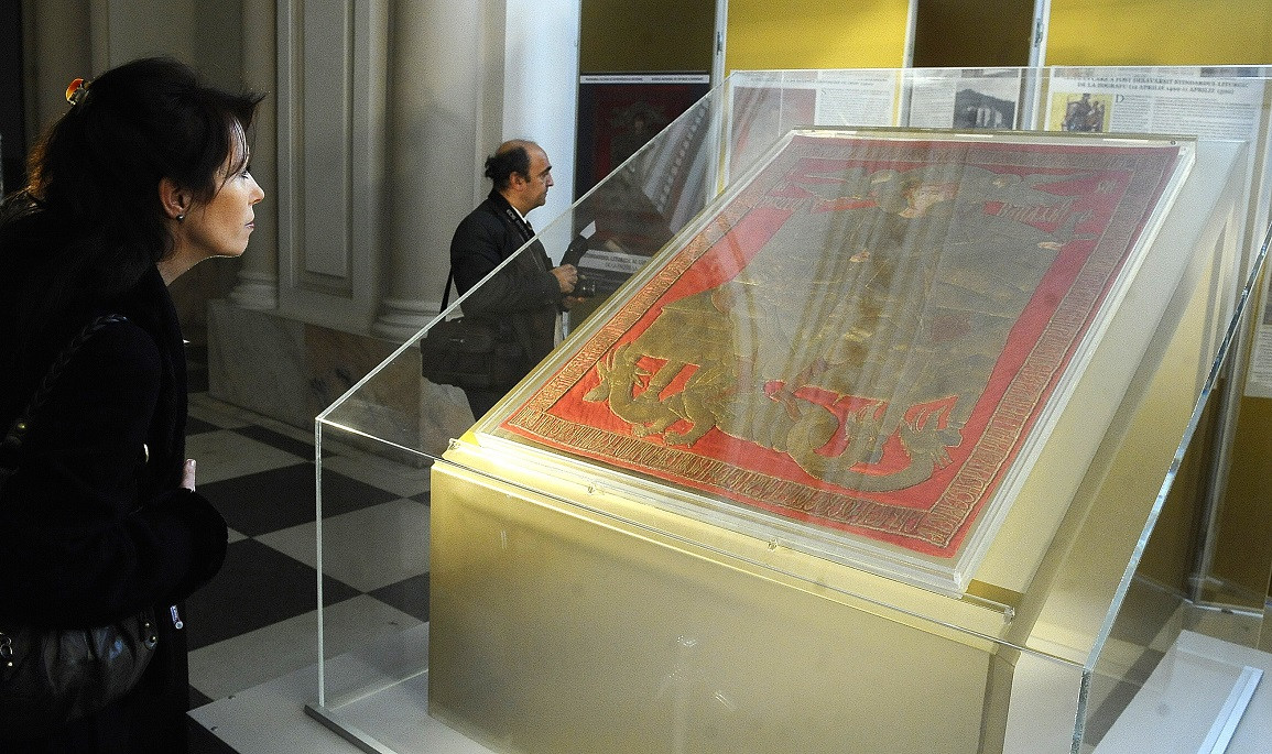 Steagul lui Ştefan cel Mare, din anul 1500, dus cu un avion militar în Franţa