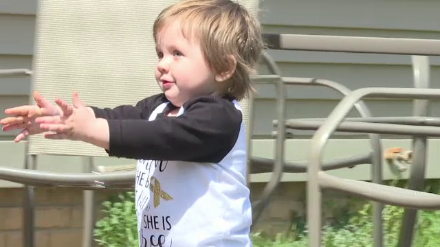 A învins o formă gravă de cancer la nici doi ani. Povestea micii luptătoare