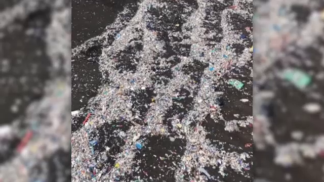 Imagini terifiante, pe o plajă din Spania. Cum a ajuns să fie acoperită complet de plastic