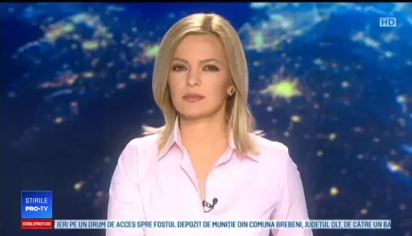 Maşină găsită atârnând de la primul etaj al unei clădiri. Cine era la volan