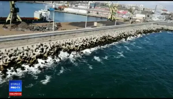 Operaţiune uriaşă pe Litoral, după ce pe trei plaje s-au găsit pachete cu droguri