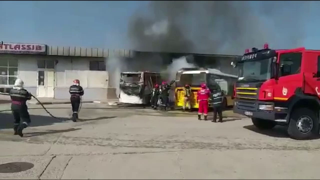 Incendiu în autogara din Târgovişte. Cine ar fi pornit intenţionat focul