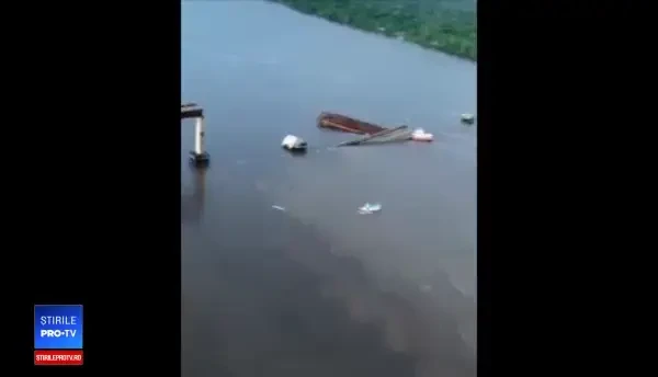 Pod prăbușit, după ce a fost lovit de un feribot. Mai multe mașini au căzut în apă. VIDEO