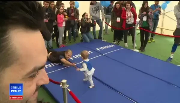 Competiție între 50 de bebeluși: s-au târât 4 metri spre victorie