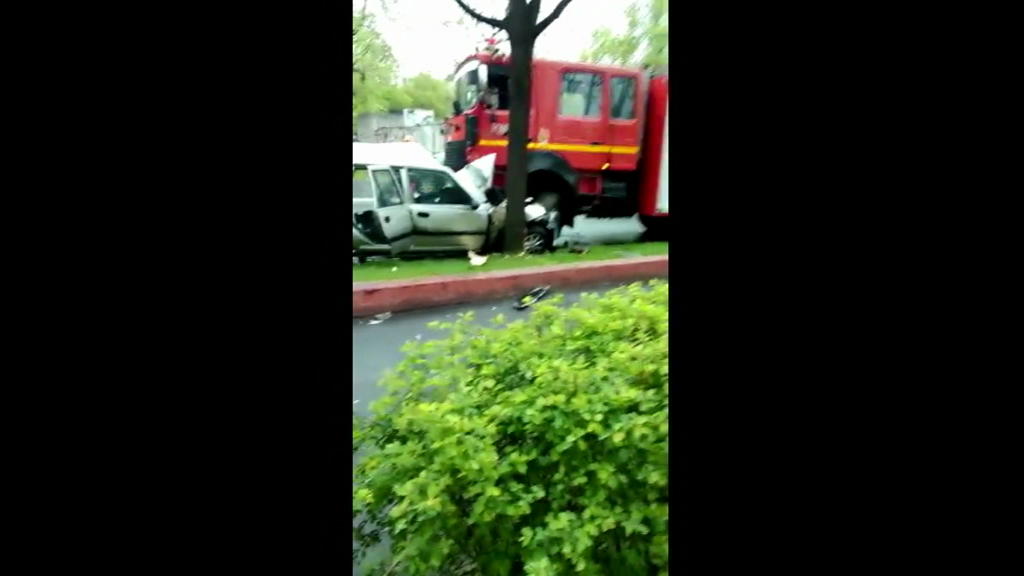Accident grav în Sectorul 3. O şoferiţă a intrat frontal în maşina de pompieri