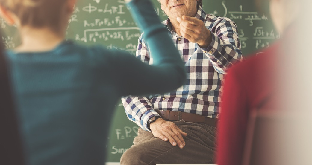 Secretul unui profesor care preda la o școală gimnazială. A fost demis imediat