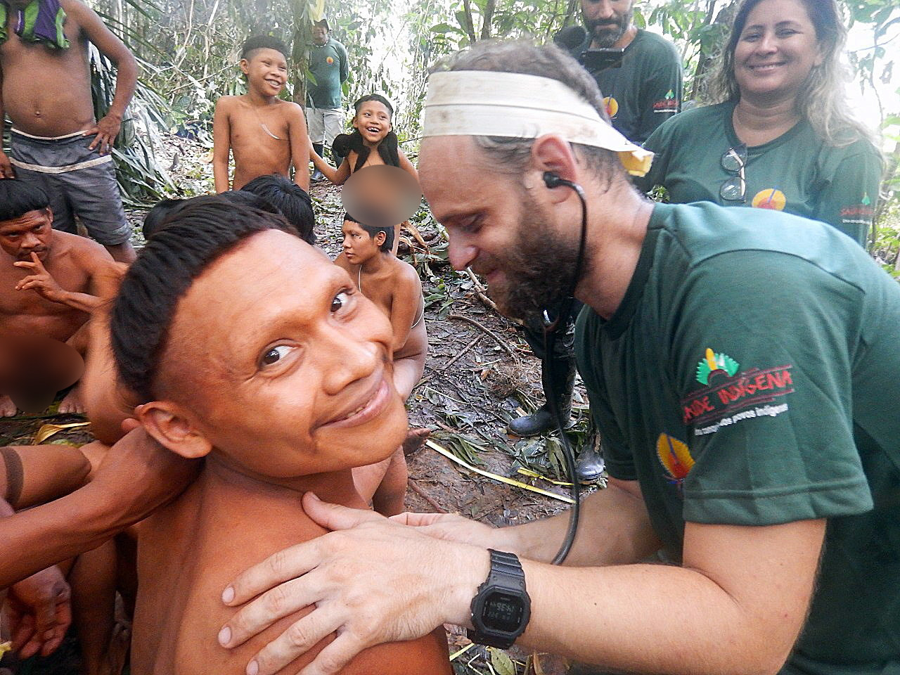 Un trib izolat din jungla amazoniană a fost contactat. Reacția băștinașilor. FOTO