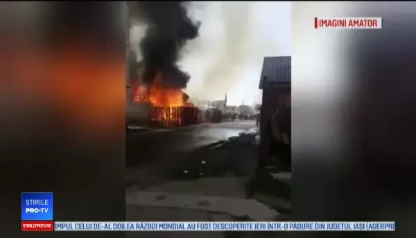 O femeie din Mureș a murit, după ce flăcările i-au mistuit casa. „Avea vreo 10 copii”