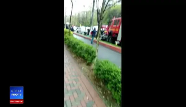 Accident grav în Sectorul 3. O şoferiţă a intrat frontal în maşina de pompieri