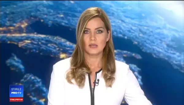 Camionetă încărcată cu găleţi şi recipiente din plastic, cuprinsă de flăcări