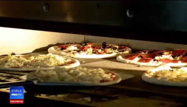 Lista alimentelor care ne scurtează viața. Ce loc ocupă pizza și prăjiturile