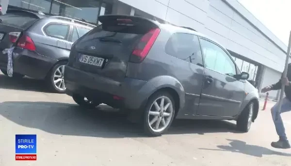 Bătaie cu săbii și bâte în parcarea unui supermarket. Ce au descoperit polițiștii