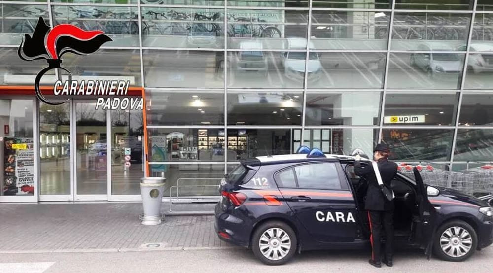 Un român din Italia prins la furat în magazin i-a atacat pe paznici. Pedeapsa primită