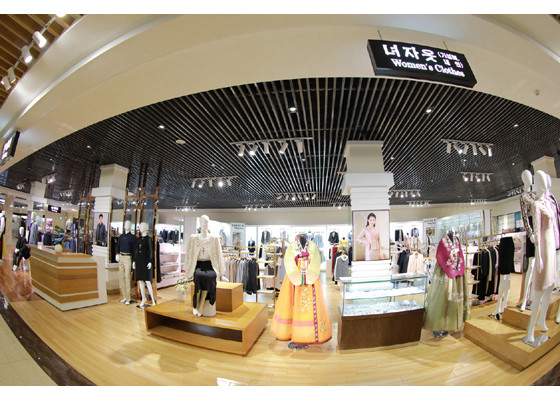 Reacția lui Kim Jong Un după ce a vizitat un mall în Coreea de Nord. FOTO