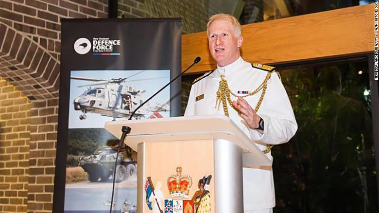 Cameră de filmat, ascunsă de un oficial chiar în baia ambasadei. Cum a fost prins