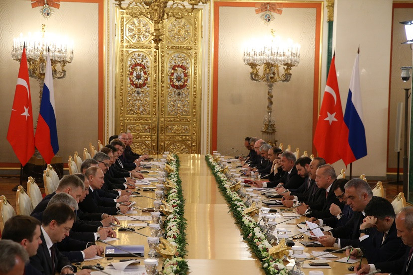 Ce făcea ministrul rus al Apărării în timp ce Putin şi Erdogan discutau despre rachete