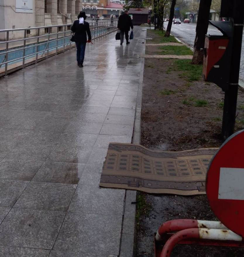 Experți europeni, primiți la Focșani cu preșuri pentru a nu se murdări de noroi