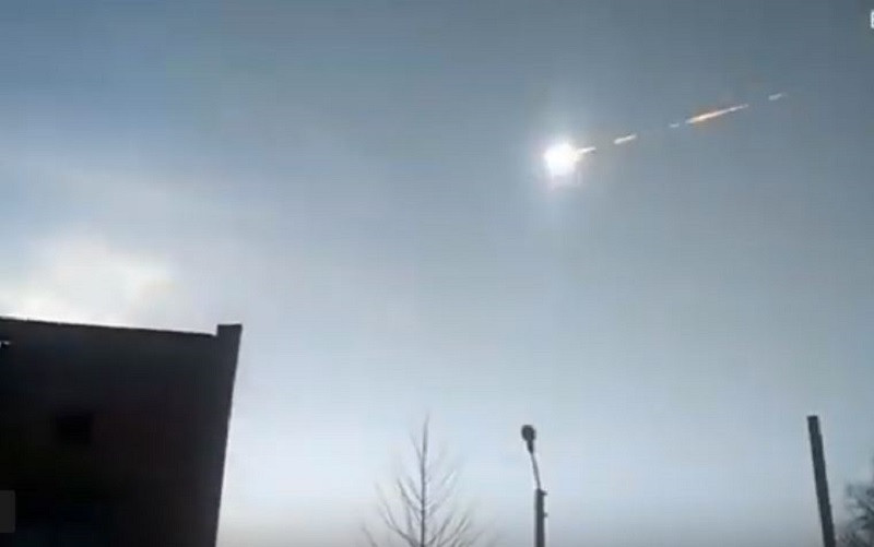 Momentul în care explozia unui meteorit uriaș provoacă panică printre oameni. Ce spun martorii