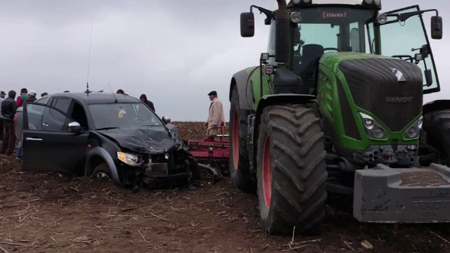 S-a urcat cu tractorul pe maşina de teren în care se aflau 5 oameni, în Iași